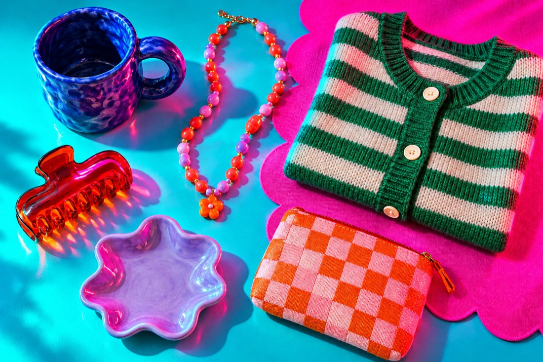 青いマグカップ、ビーズのアクセサリー、緑のニットなど、色とりどりのセレクトアイテム
